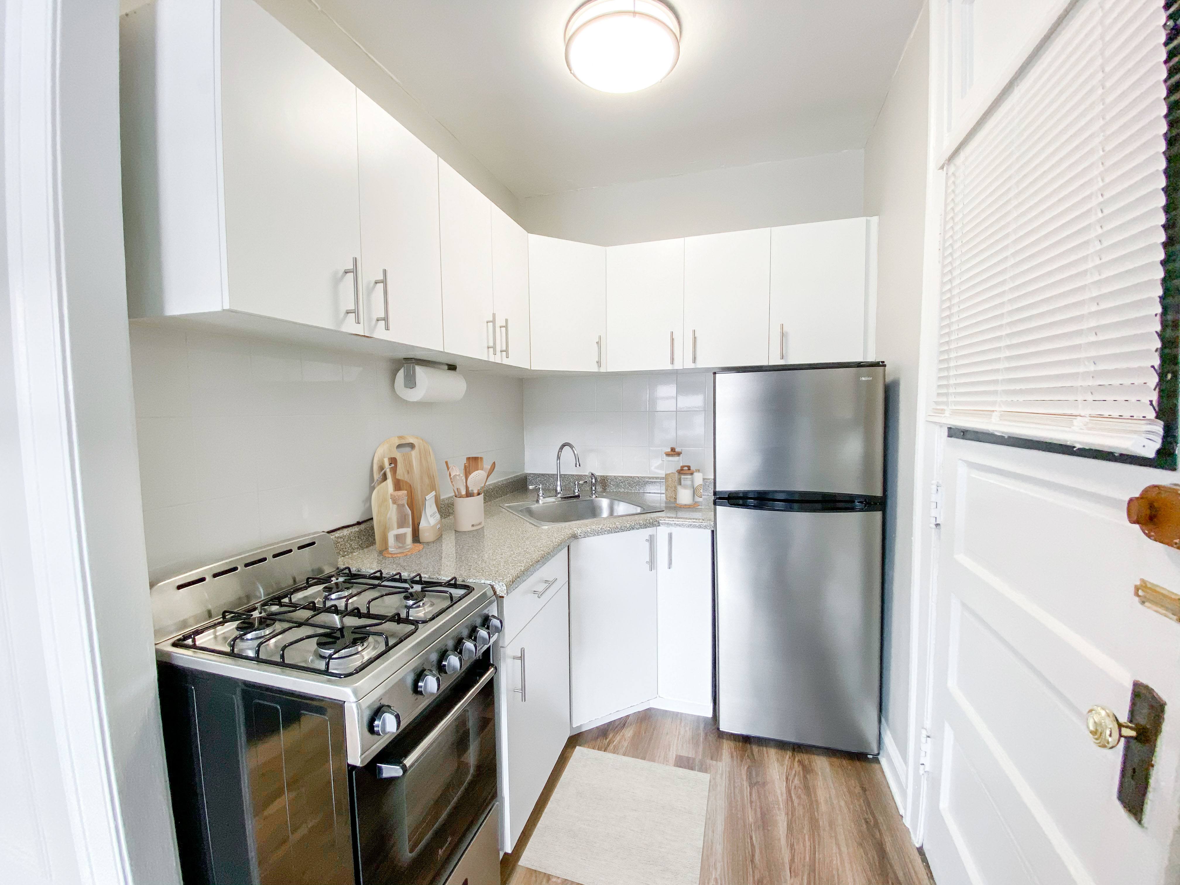649-57 W. Oakdale Ave./2919-21 N. Clark St. 649-57 W. Oakdale Ave., Chicago, IL 60657 Lake View East - Leasing by Cross Street